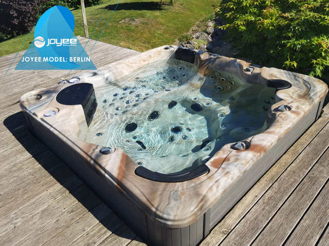 6 persons outdoor Jacuzzi